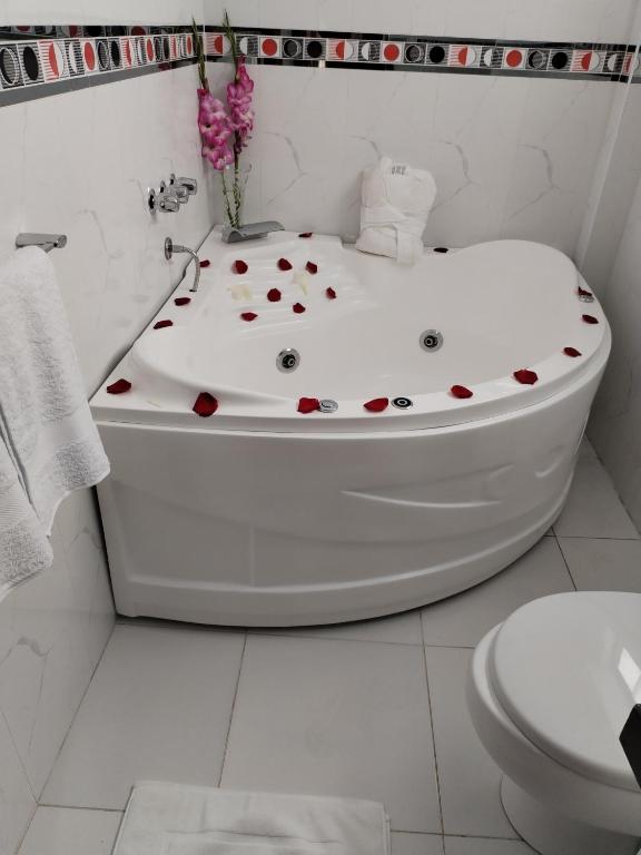 库斯科Kantu hotel的浴室设有白色的浴缸,上面有心