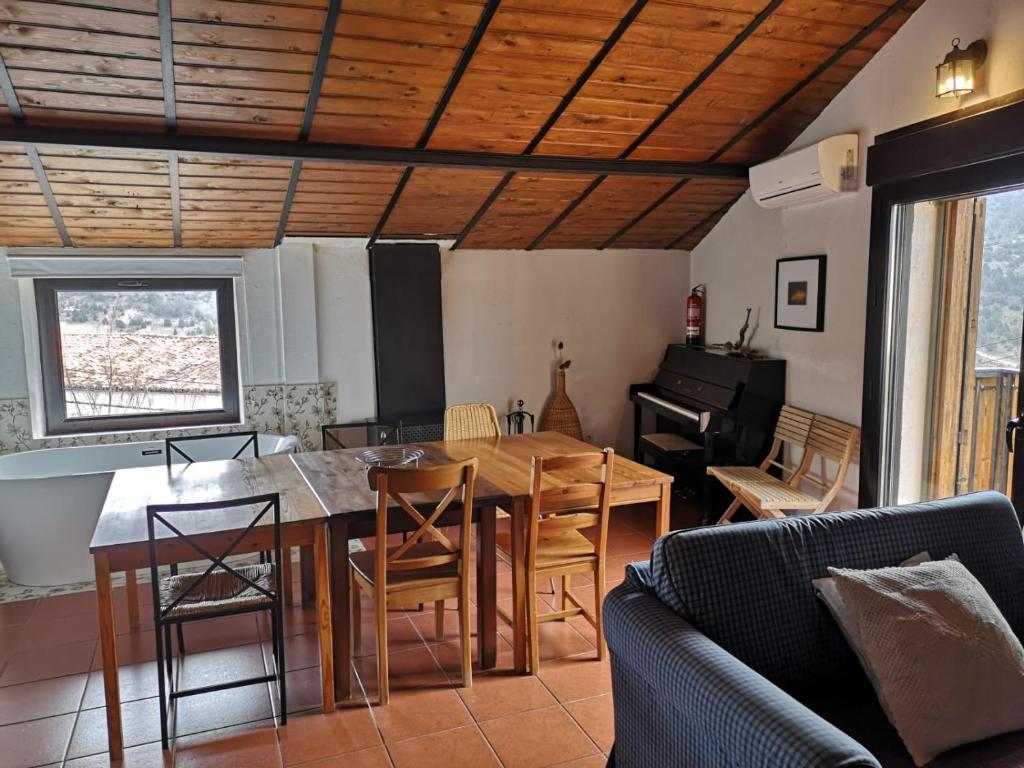 Casas del Alto Tajo - La Casa Roja - Two-Bedroom Apartment With View