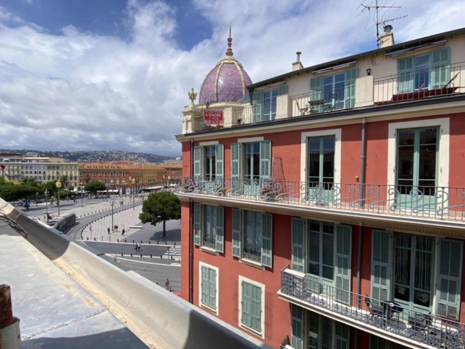 un bâtiment rouge avec un dôme en haut dans l'établissement Nice City Center-Beach Escape, à Nice