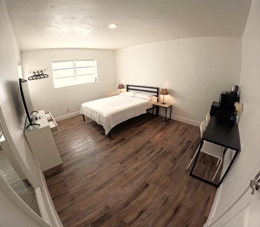 vista su una camera con letto e televisore di Nancy Vacation Homes a Hollywood