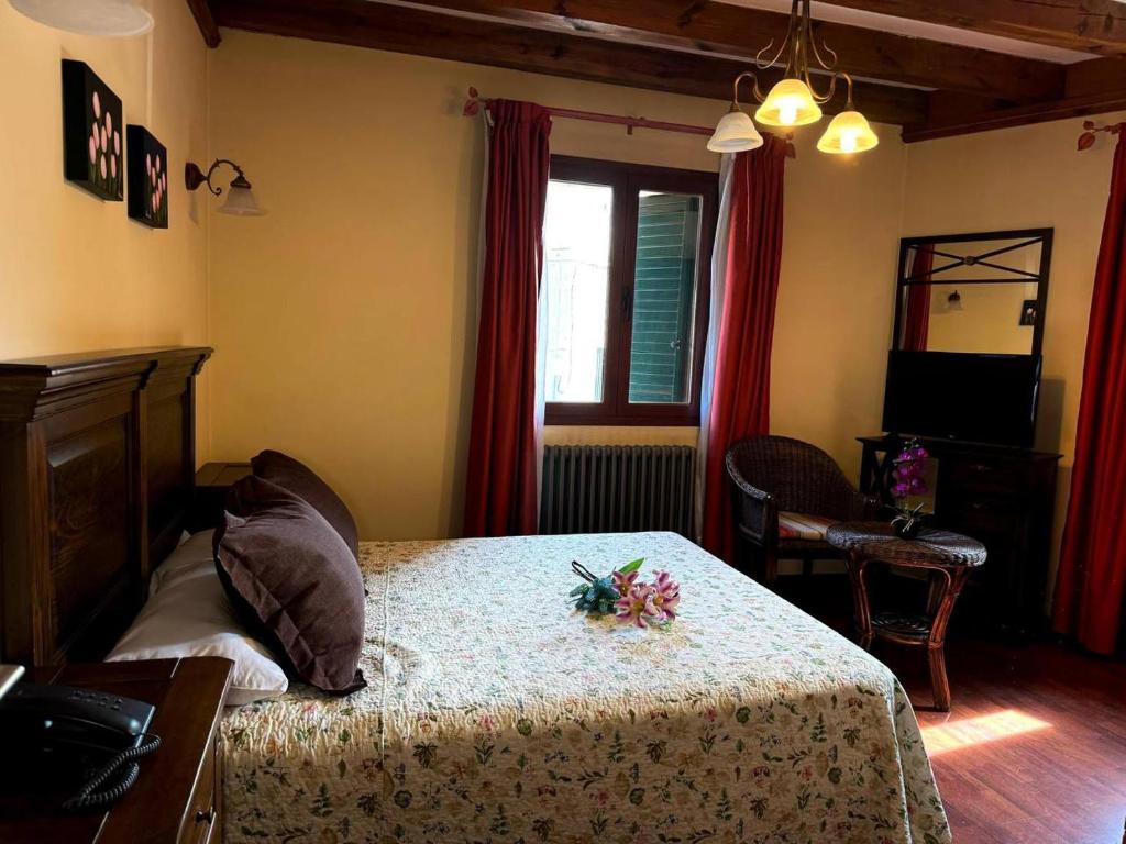 Postel nebo postele na pokoji v ubytování Hotel Las Farolas