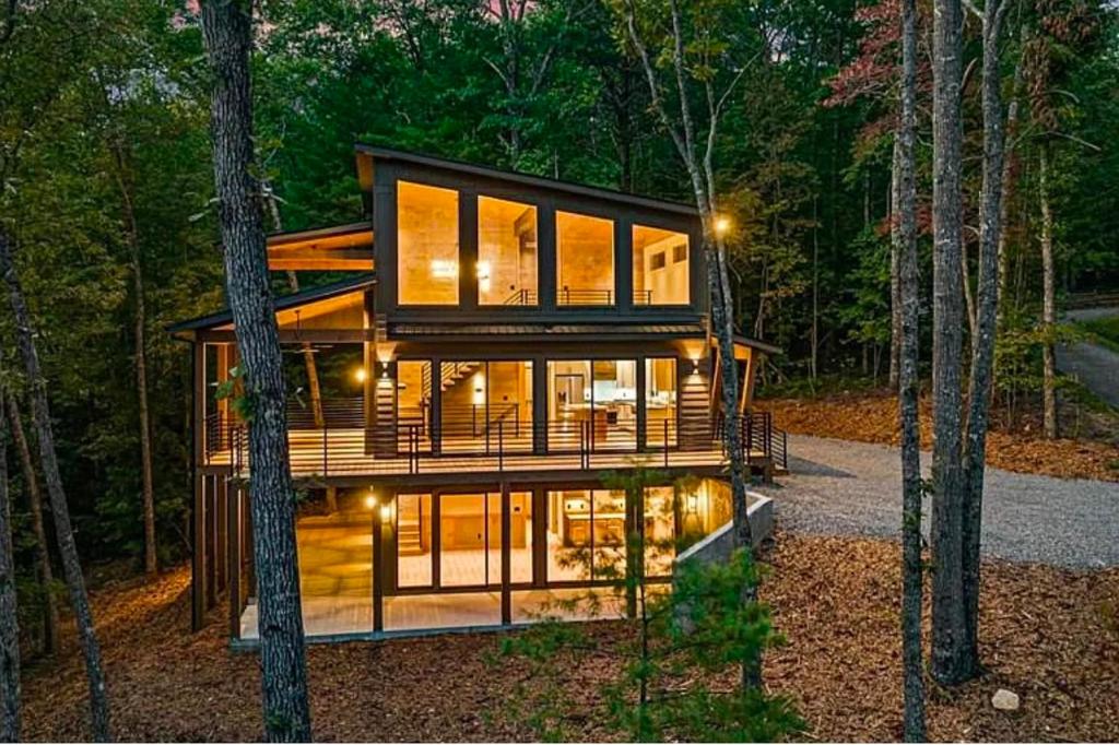a house in the middle of the woods at sugar mountain lodge in Blue Ridge