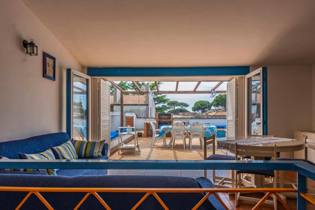 a living room with a view of the water at Appartamento a pochi passi dal mare con servizio spiaggia incluso in Terracina