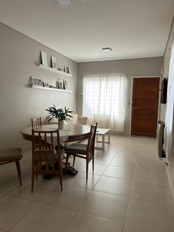een eetkamer met een tafel en stoelen bij Refugio Sur in Puerto Madryn