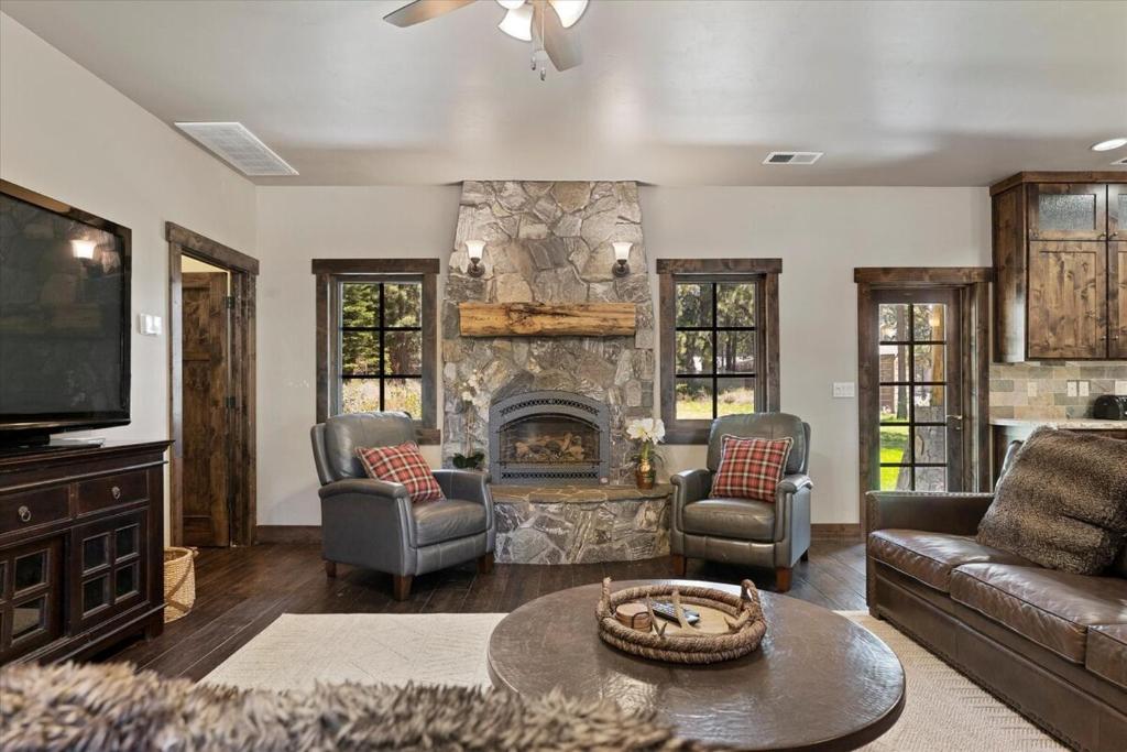 un salon avec un canapé et une cheminée dans l'établissement CYH1012 - Hidden Cedar home, à South Lake Tahoe