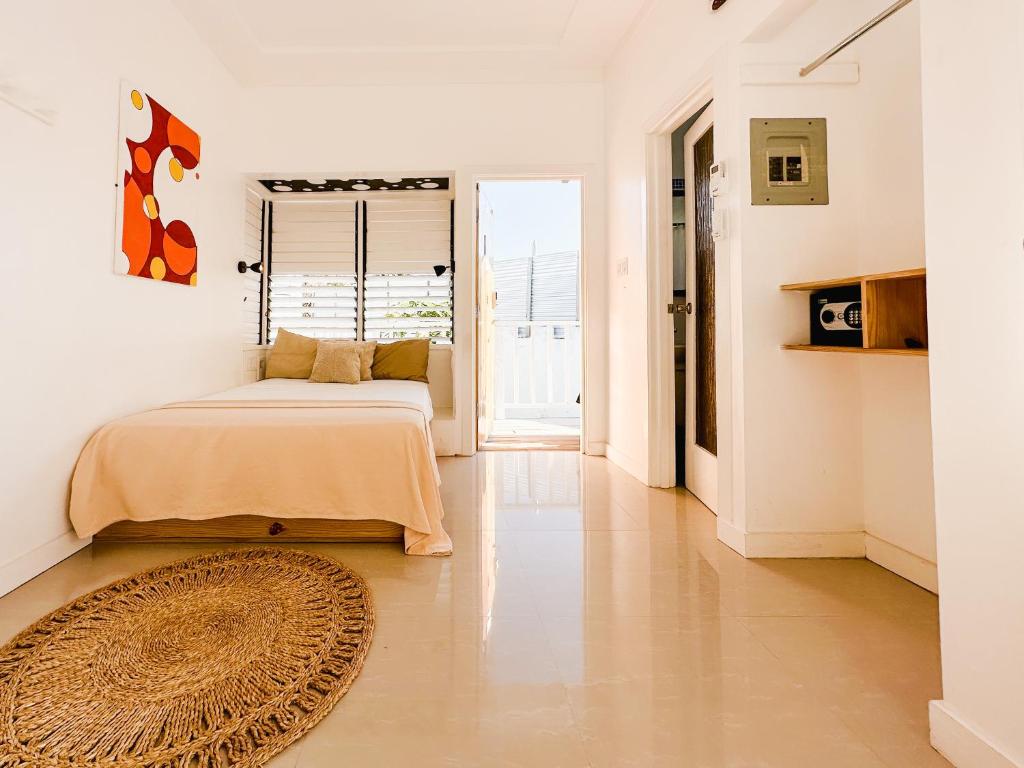 una camera con un letto e un tappeto sul pavimento di Begona Cliff Hotel a Negril
