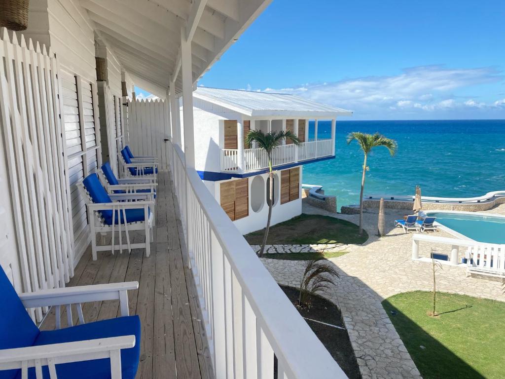 un balcone di una casa con vista sull'oceano di Begona Cliff Hotel a Negril
