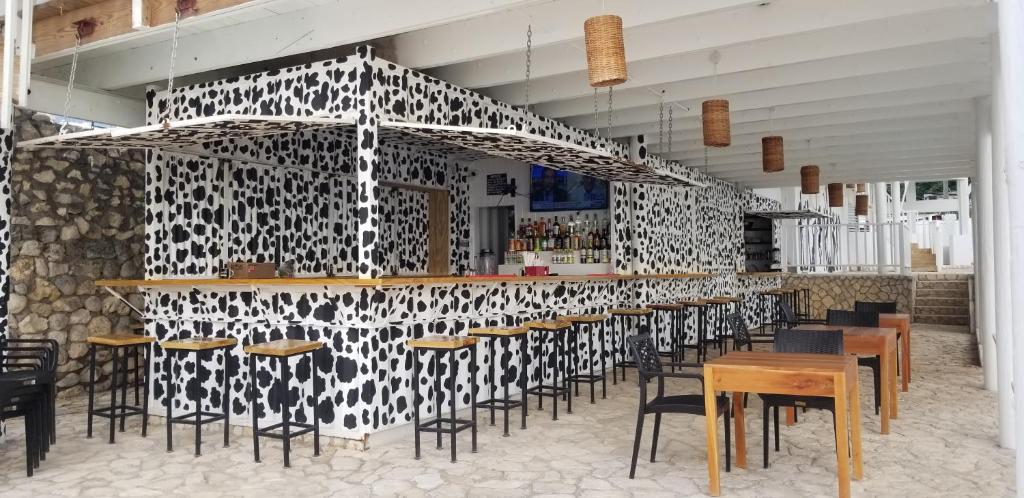 un ristorante con un muro decorato in bianco e nero di Begona Cliff Hotel a Negril