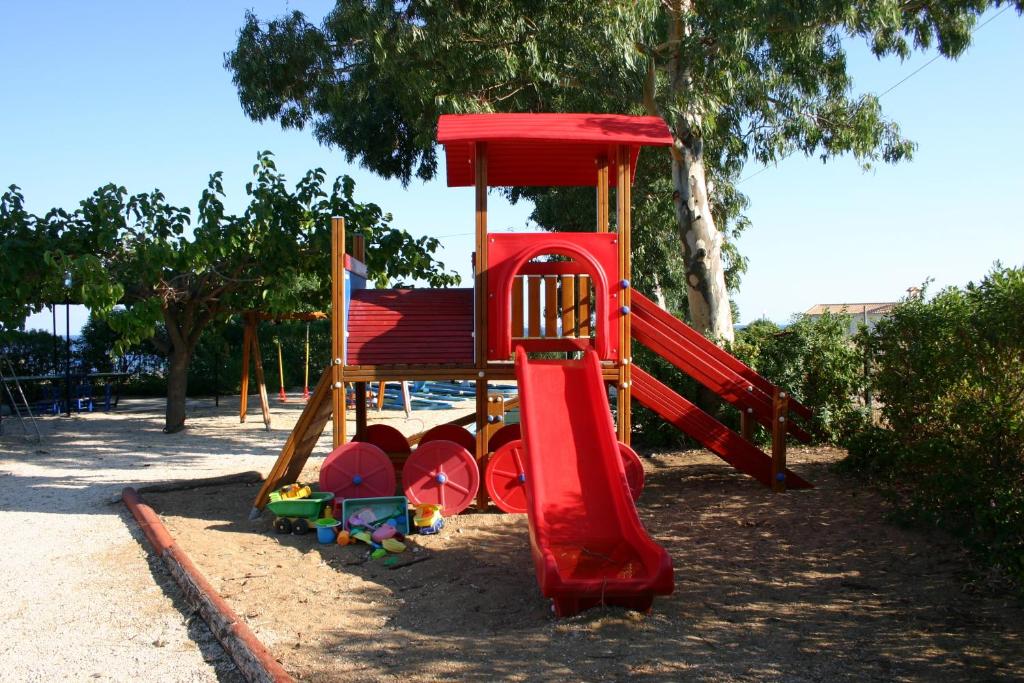 Plac zabaw dla dzieci w obiekcie Porto Skala Village Hotel