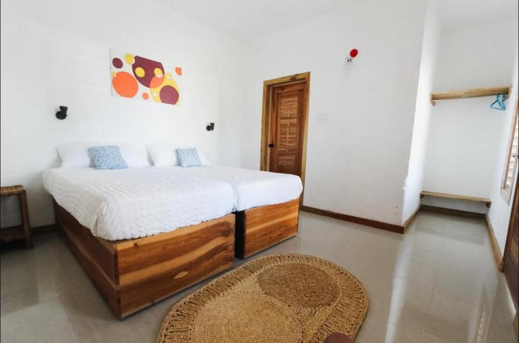 una camera con letto e tappeto di Begona Cliff Hotel a Negril