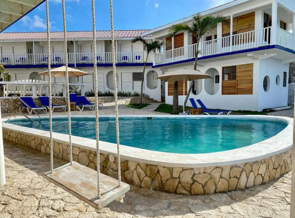 una piscina di fronte a un resort di Begona Cliff Hotel a Negril