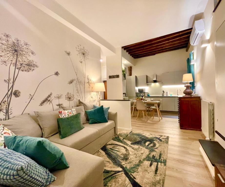 Una sala de estar con un sofá y una cocina. en Cittadella 3, en Génova