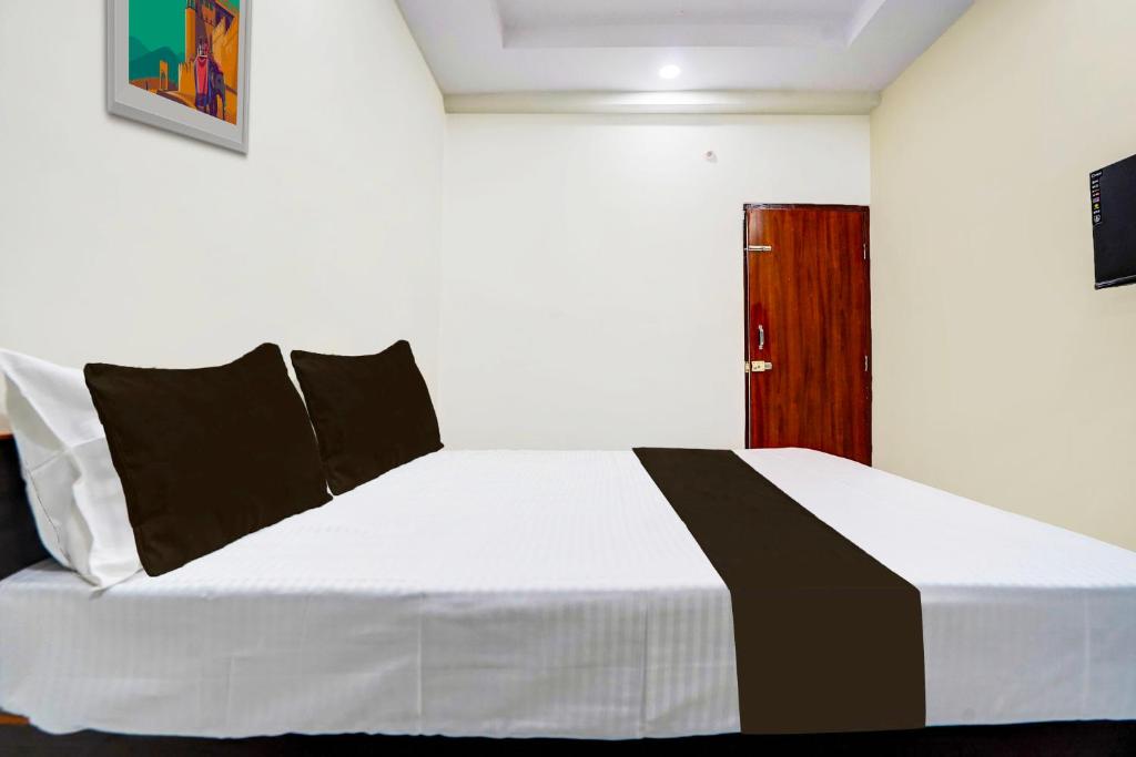 Postel nebo postele na pokoji v ubytování Hotel O DIVA INN - II