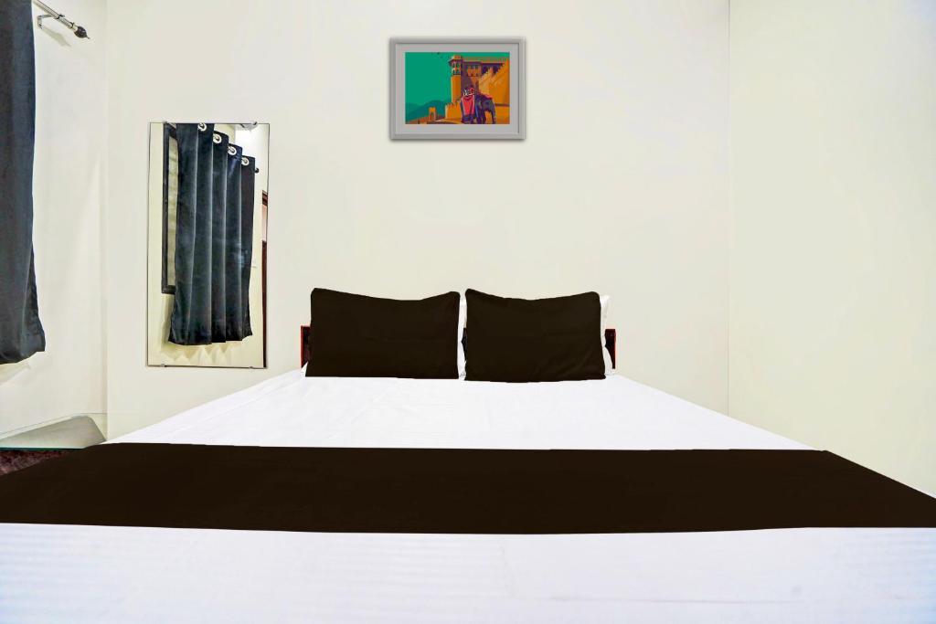 Postel nebo postele na pokoji v ubytování Hotel O DIVA INN - II