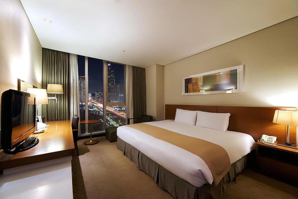 Postel nebo postele na pokoji v ubytování Orakai Songdo Park Hotel