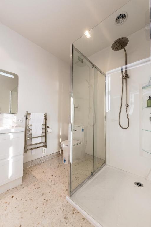 Sleek, Elevated Views, Hidden - Resim 3