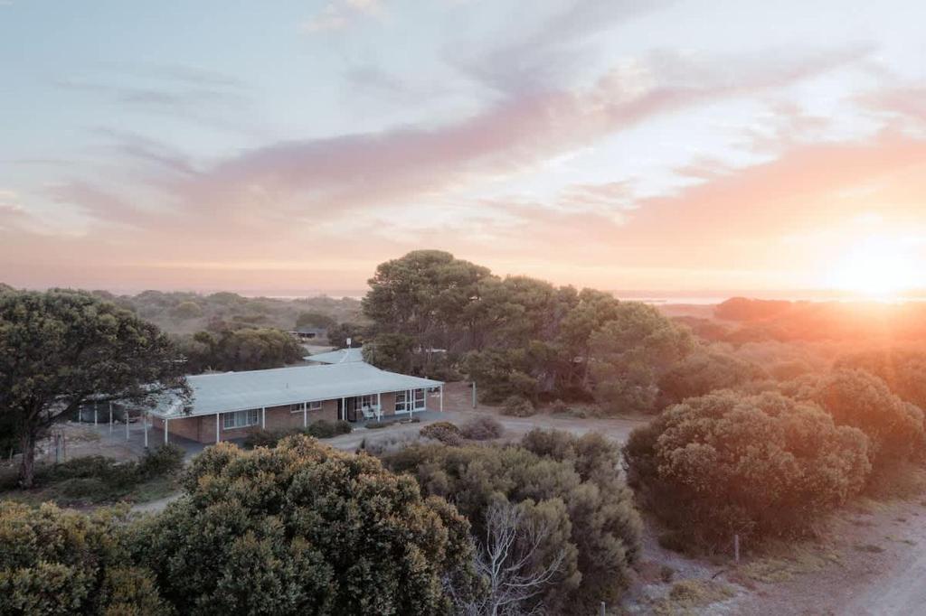 une vue aérienne sur une maison avec le coucher du soleil en arrière-plan dans l'établissement Coorong Cottage- Waterfront, Nature, Hiking, à Hindmarsh Island