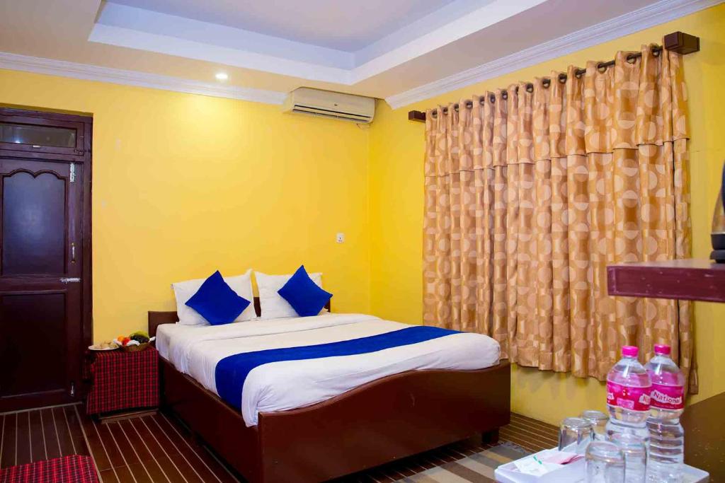 Postel nebo postele na pokoji v ubytování Taj Residency Pokhara