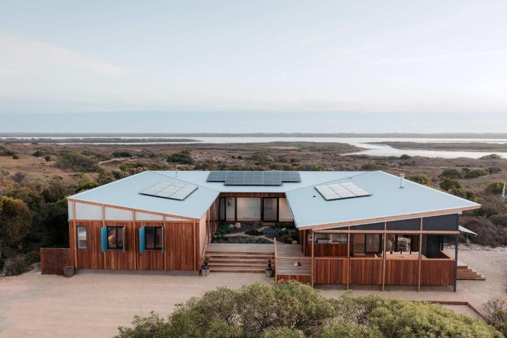 - une vue aérienne sur une maison dotée de panneaux solaires dans l'établissement Waterfront Luxury Villa- Private, Nature, Island, à Hindmarsh Island