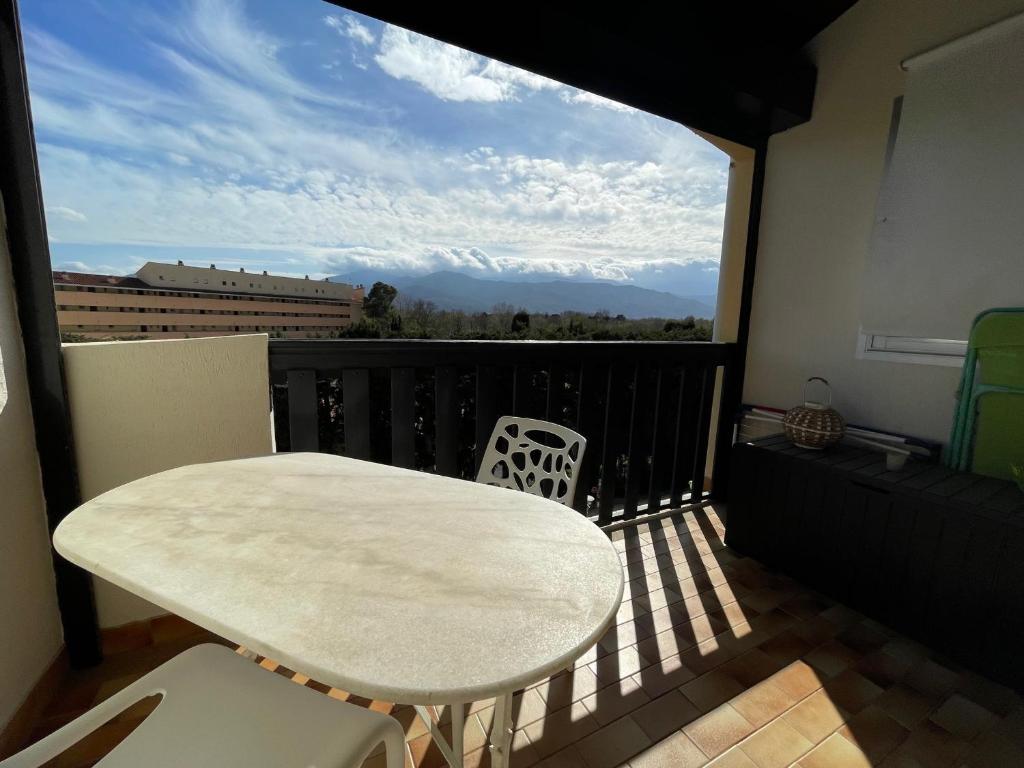 une table et des chaises sur un balcon avec vue dans l'établissement Argelès-sur-Mer : Duplex T2 pour 2 pers. avec parking - FR-1-309-503, à Argelès-sur-Mer
