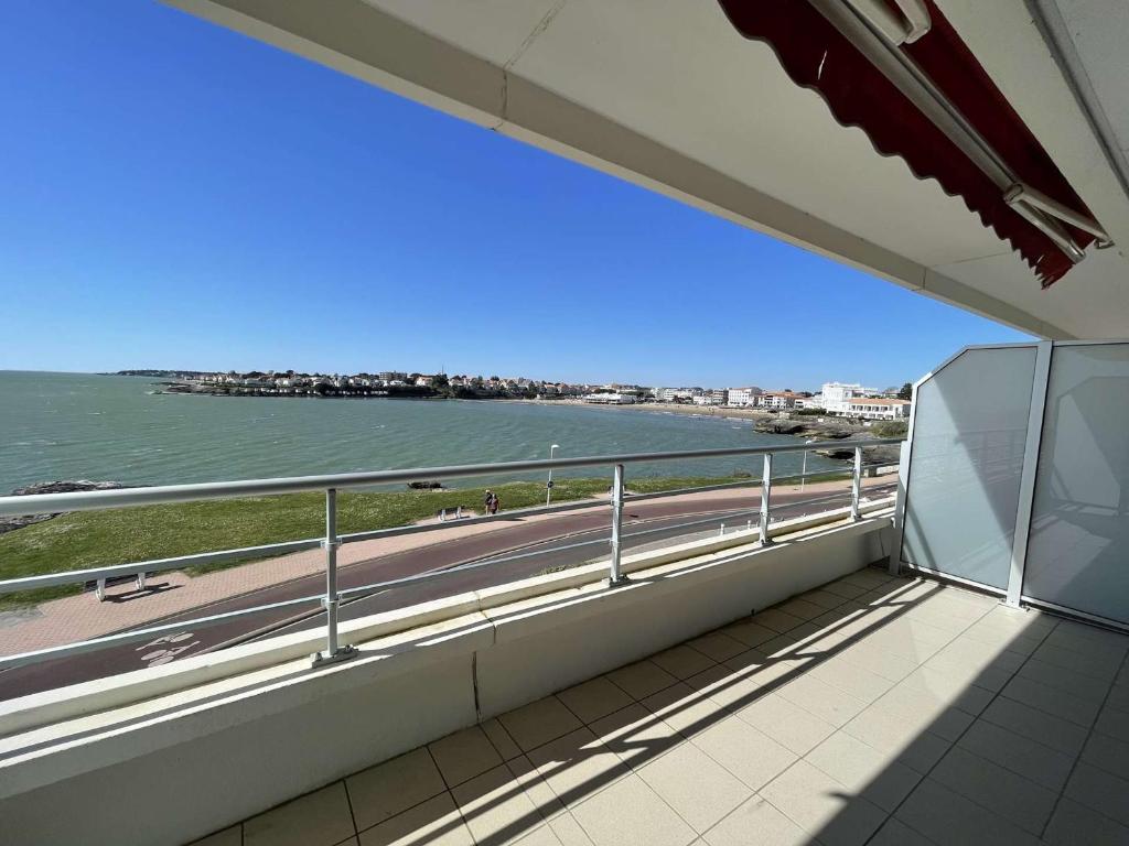 un balcon avec vue sur l'océan dans l'établissement Studio neuf avec terrasse sur mer et garage à Royan - FR-1-494-207, à Royan