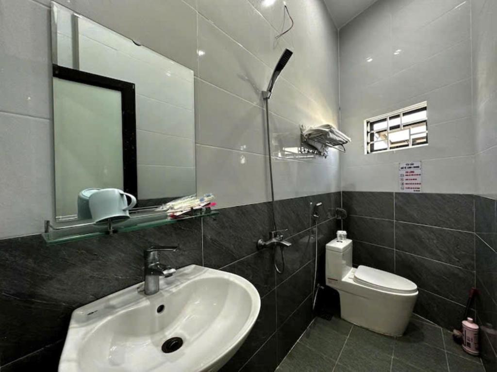 Koupelna v ubytování Dũng Quyến Homestay