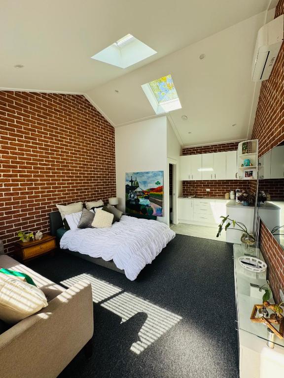Rúm í herbergi á Studio in CBD Bathurst