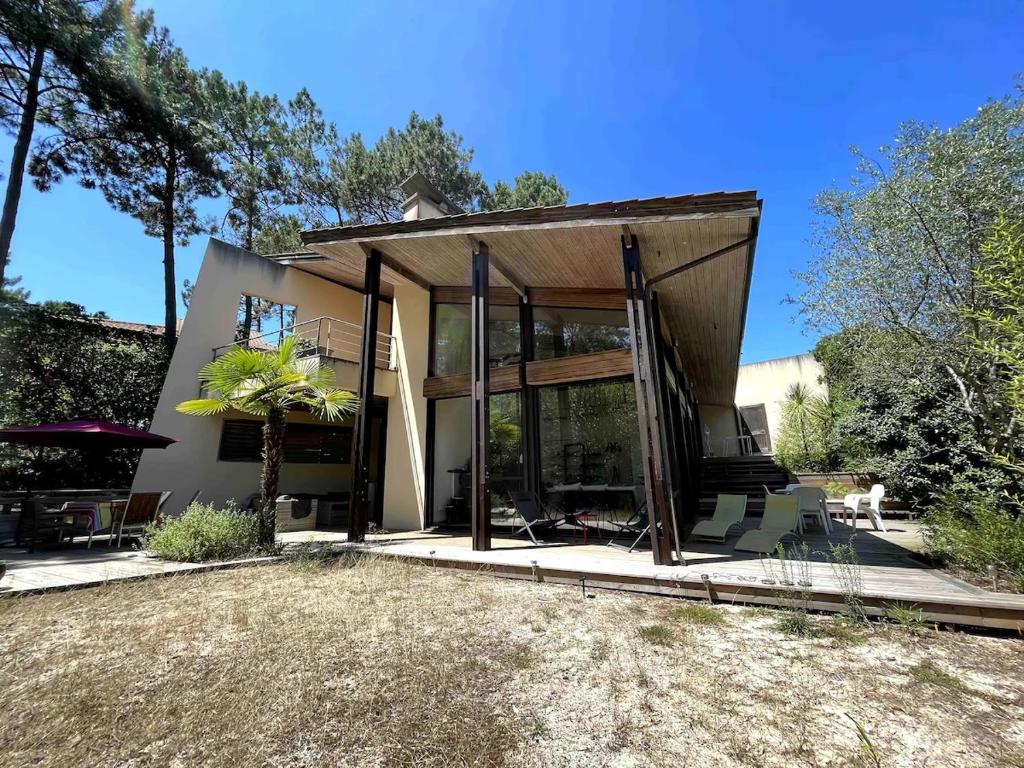 une maison moderne avec une grande façade en verre dans l'établissement Villa Lacanau Evasion, à Lacanau-Océan