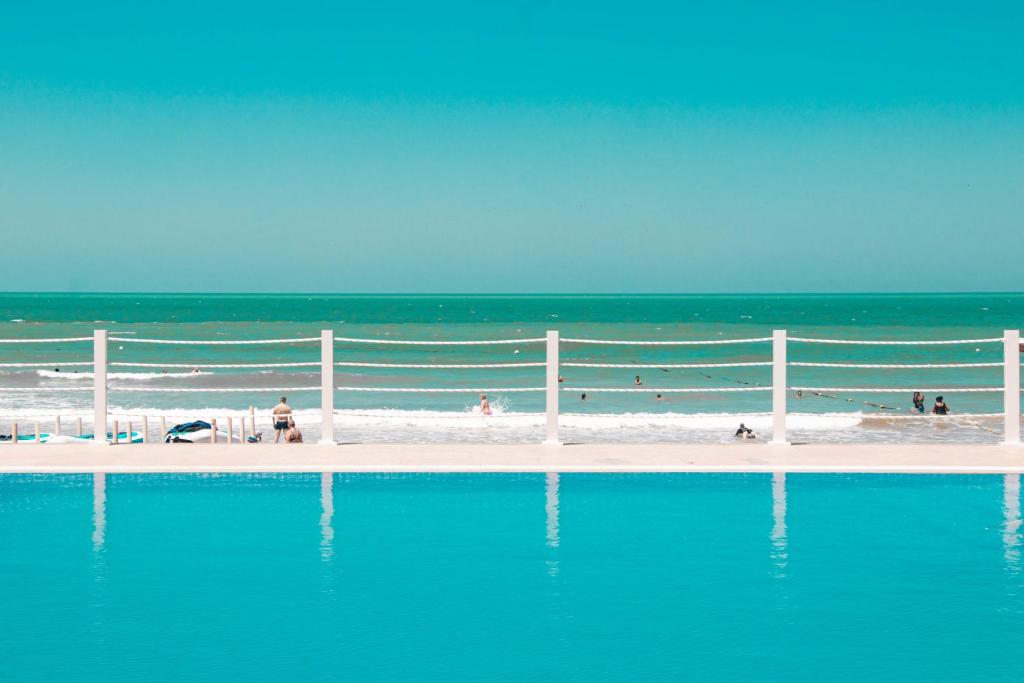 BM Beach Hotel - Resim 4