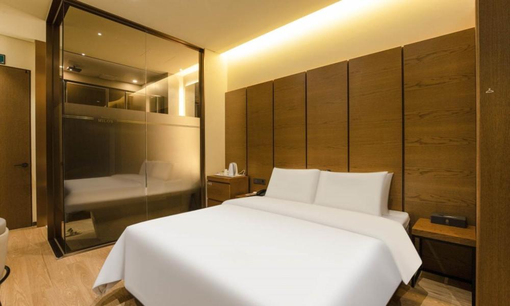 Postel nebo postele na pokoji v ubytování Uiwang Milos Hotel