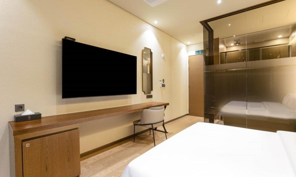 TV a/nebo společenská místnost v ubytování Uiwang Milos Hotel
