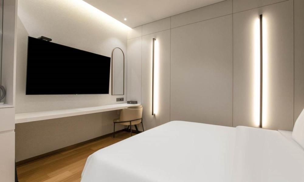 Postel nebo postele na pokoji v ubytování Uiwang Milos Hotel