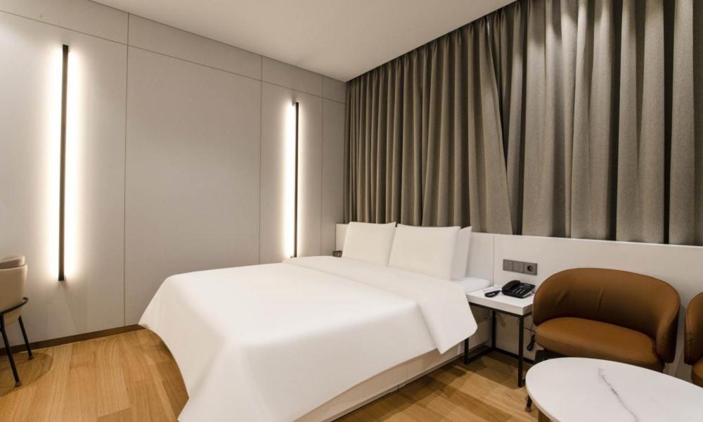 Postel nebo postele na pokoji v ubytování Uiwang Milos Hotel