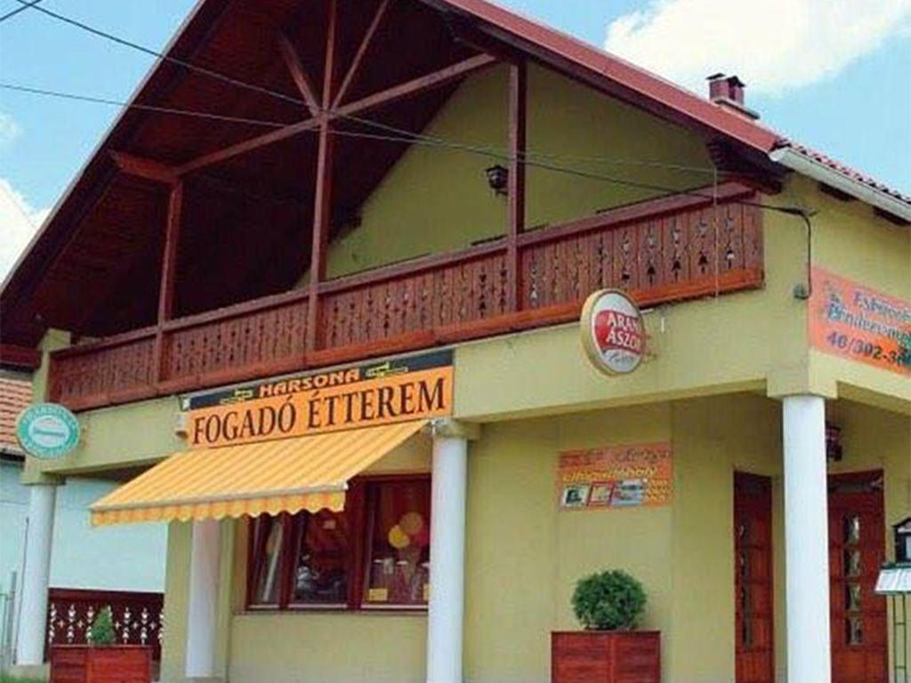restauracja fast food z napisem przed nią w obiekcie Harsona Fogadó w mieście Harsány