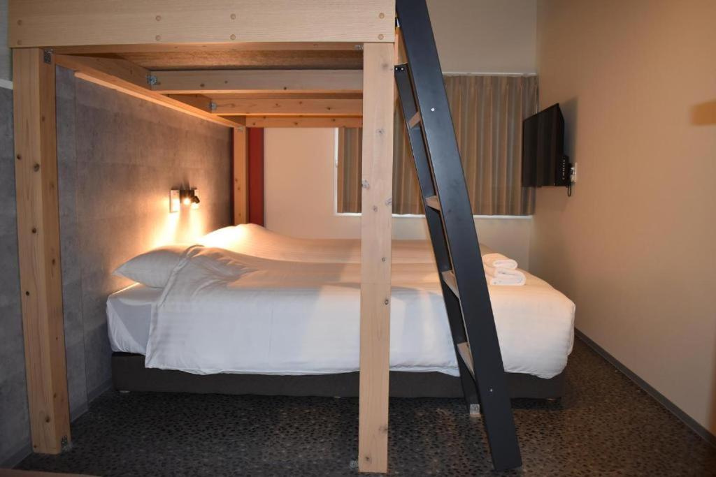 Postel nebo postele na pokoji v ubytování Shinsaibashi House
