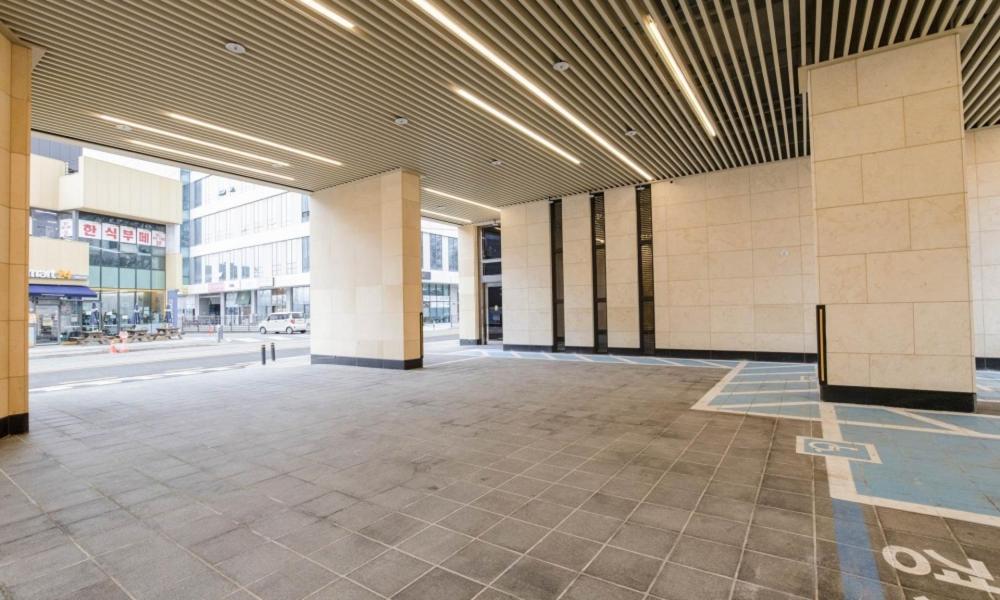 Bazén v ubytování Uiwang Milos Hotel nebo v jeho okolí