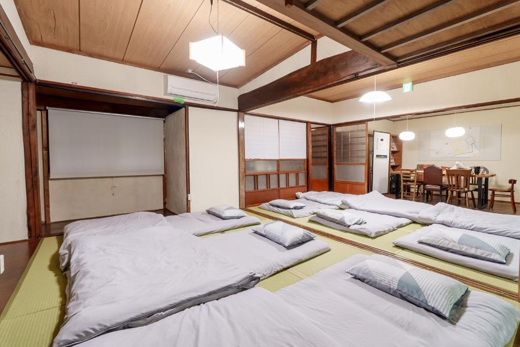 Postelja oz. postelje v sobi nastanitve 貸切古民家 海まで徒歩3分 富士山の見える海岸 最大14名宿泊 家族親戚 帰省 合宿 BBQ Japanese ミクソロジーハウスふじや Mixology House Fujiya