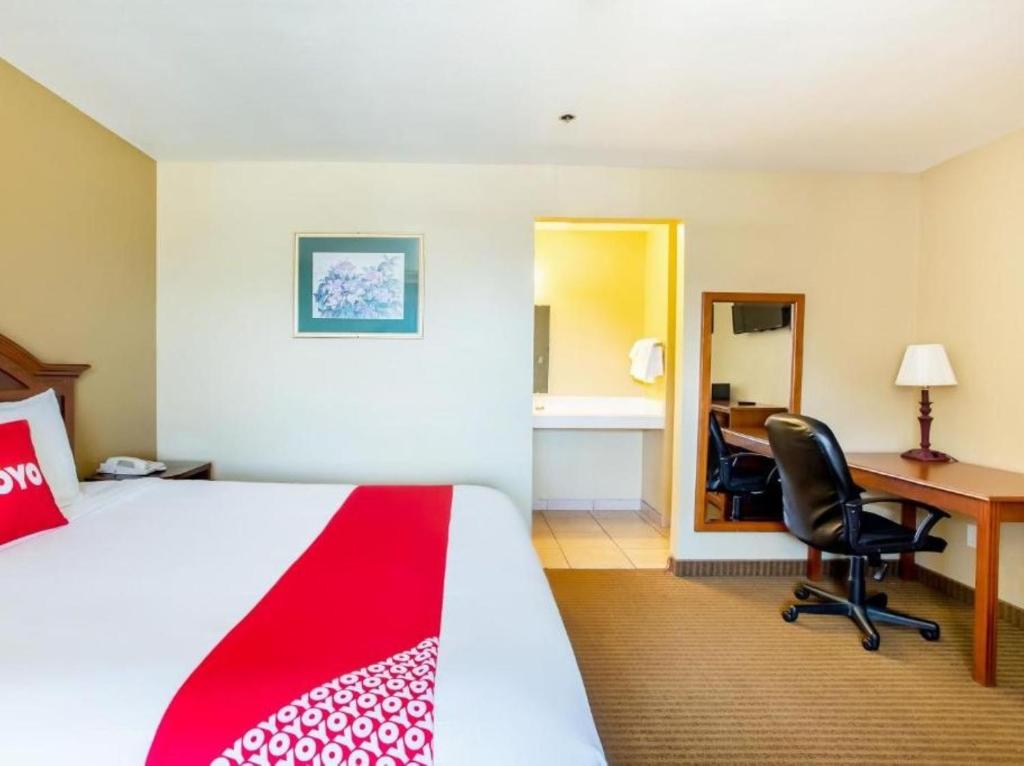Postel nebo postele na pokoji v ubytování OYO Hotel Jacksboro TX - Fort Richardson