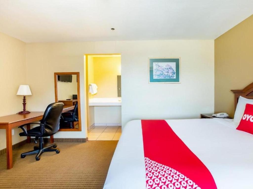 Postel nebo postele na pokoji v ubytování OYO Hotel Jacksboro TX - Fort Richardson