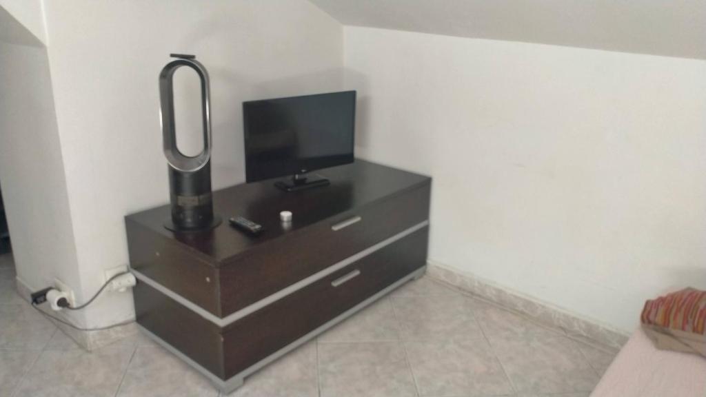 Cette chambre comprend une commode avec une télévision. dans l'établissement Très Centrale studio mais aux calme!, à Nice