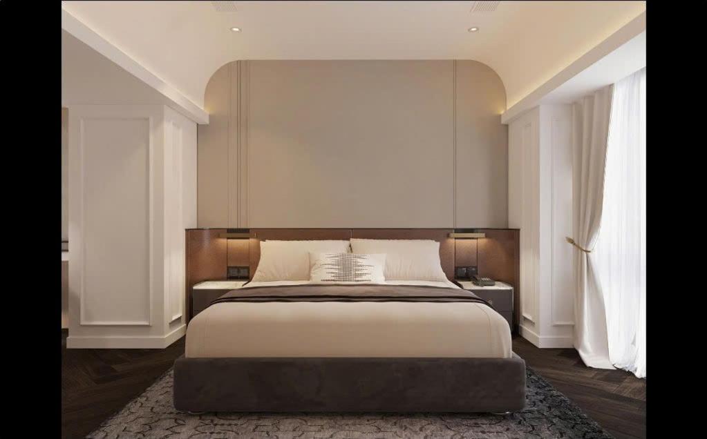 ホーチミン・シティにあるLa Passion Saigon Hotelのベッドルーム1室(大型ベッド1台、テーブル2台付)