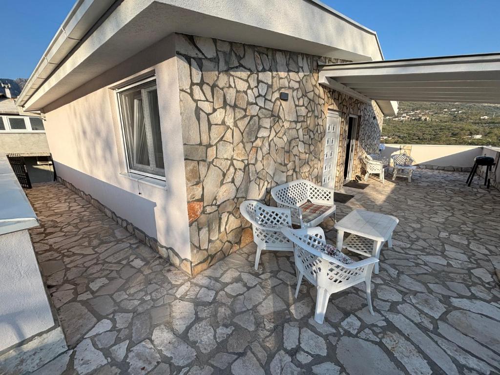 Un balcón o terraza en Villa Tunaj new Pool and BBQ