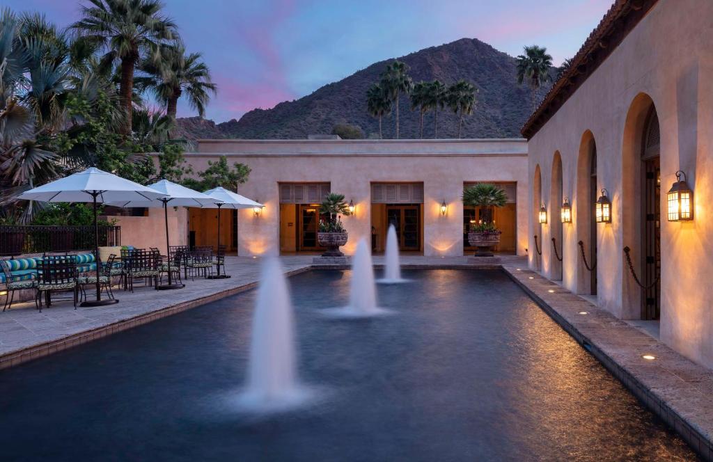 Bazén v ubytování Royal Palms Resort and Spa, part of Hyatt nebo v jeho okolí