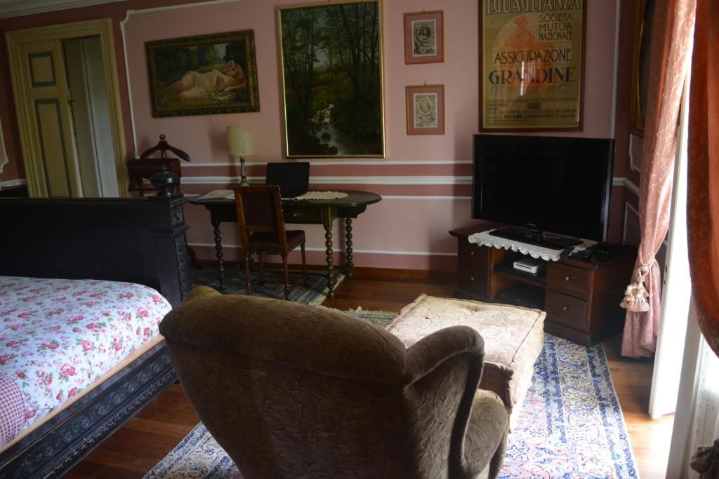 Televízia a/alebo spoločenská miestnosť v ubytovaní Villa Mirano Bed & Breakfast