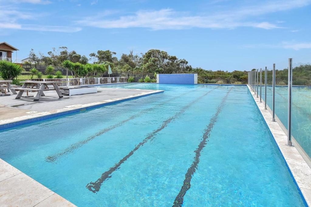 una grande piscina con acqua azzurra di Coastal Breeze at Caves Beach Villas a Caves Beach