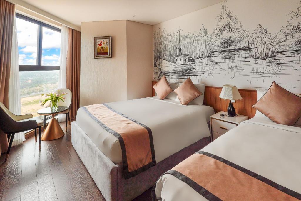 une chambre d'hôtel avec deux lits et une fenêtre dans l'établissement Mandala Pearl Resort, à Mui Ne