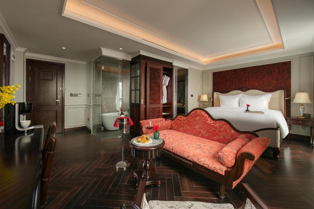 Postel nebo postele na pokoji v ubytování La Mejor Indochine Hotel