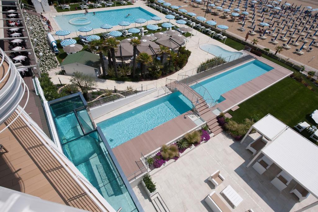 Bazén v ubytování Hotel Le Soleil nebo v jeho okolí