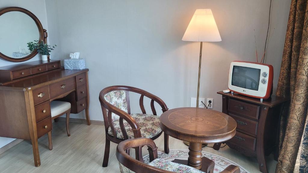 TV a/nebo společenská místnost v ubytování Aewol Yeonhwachon Pension