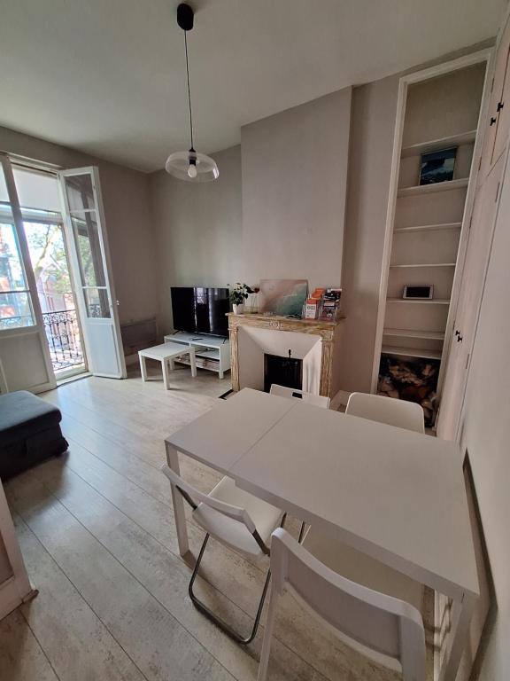 Posedenie v ubytovaní Appartement Pont des Catalans
